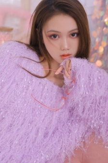 美女下面被男生戳出水